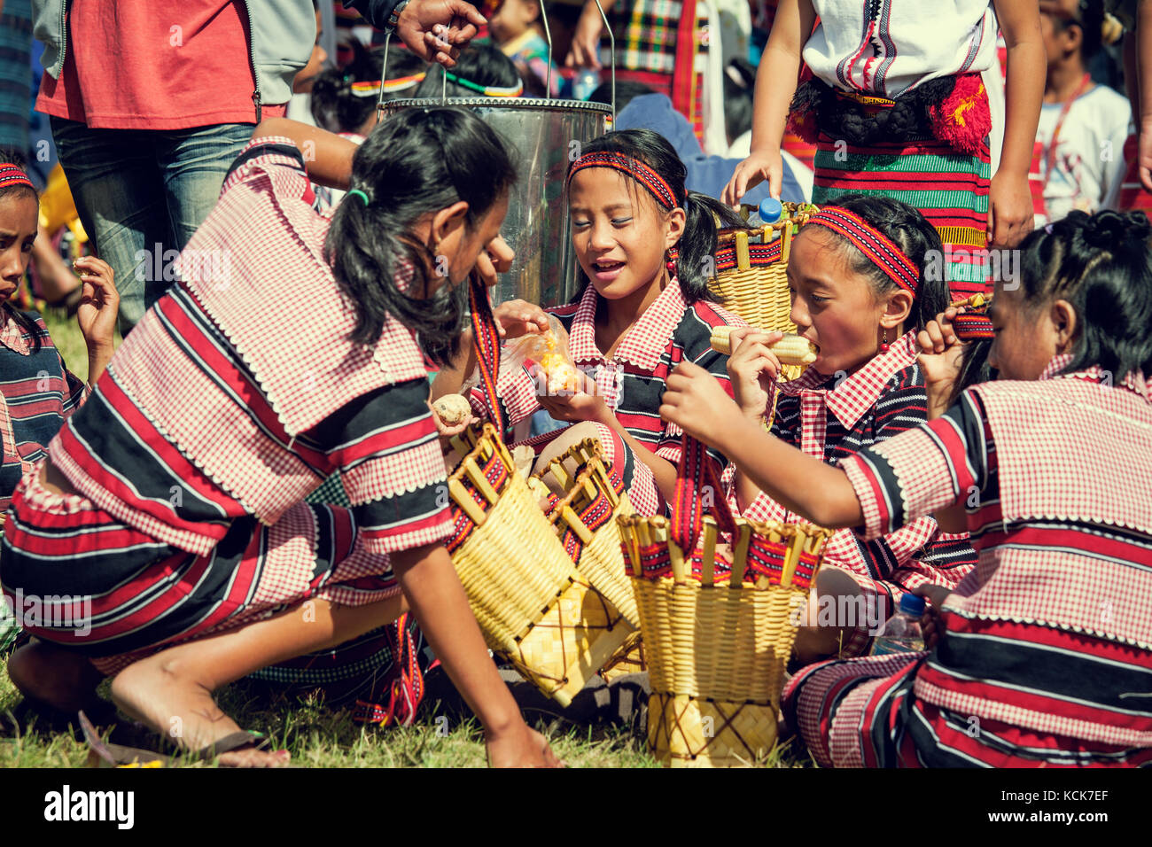 Un gruppo di ragazze filippini in costume etnico prendere parte all'annuale festival panagbenga (fiori che sbocciano festival) o baguio festival dei fiori Foto Stock