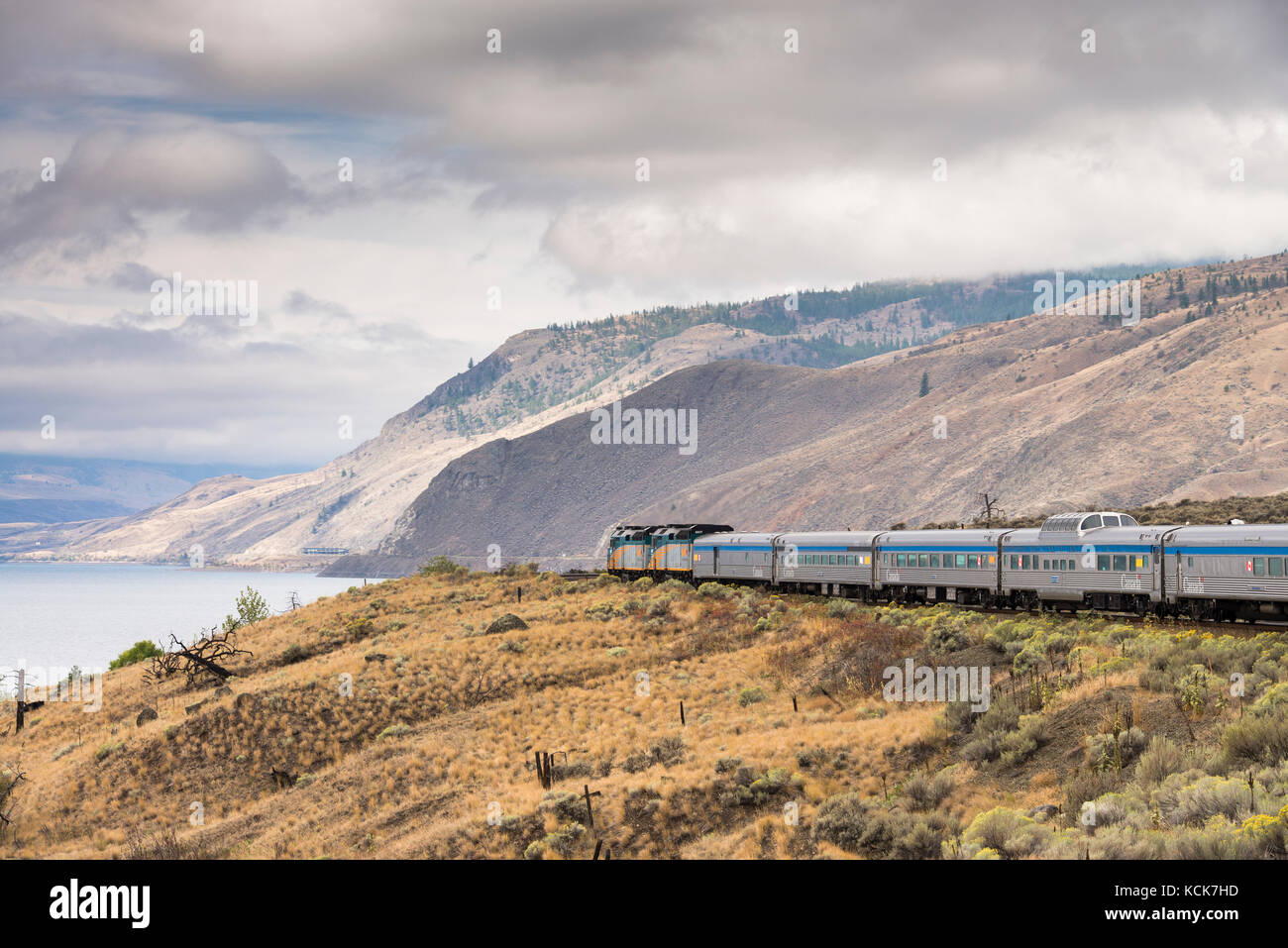 Treni passeggeri che viaggiano lungo il lago Kamlopps in British Columbia, Canada Foto Stock