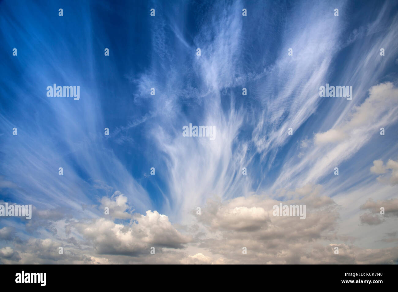 Cielo e nuvole si combinano con velivoli vapore tracce per formare un interessante modello di prospettiva ampia Foto Stock