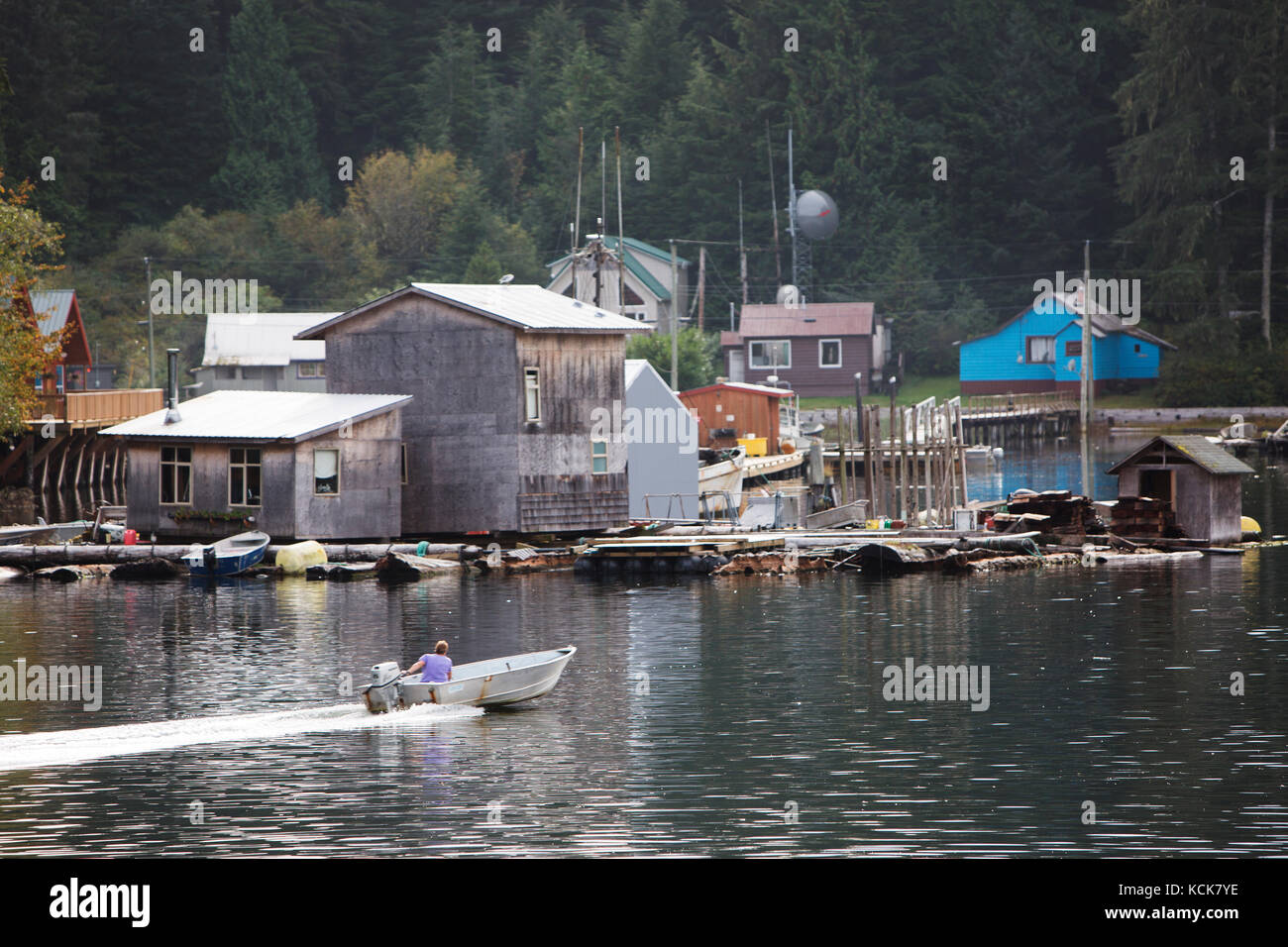 Una piccola zona si sposta lungo gli edifici galleggianti nella piccola comunità nativa di Kyuquot. Costa Ovest Isola di Vancouver, British Columbia, Canada Foto Stock