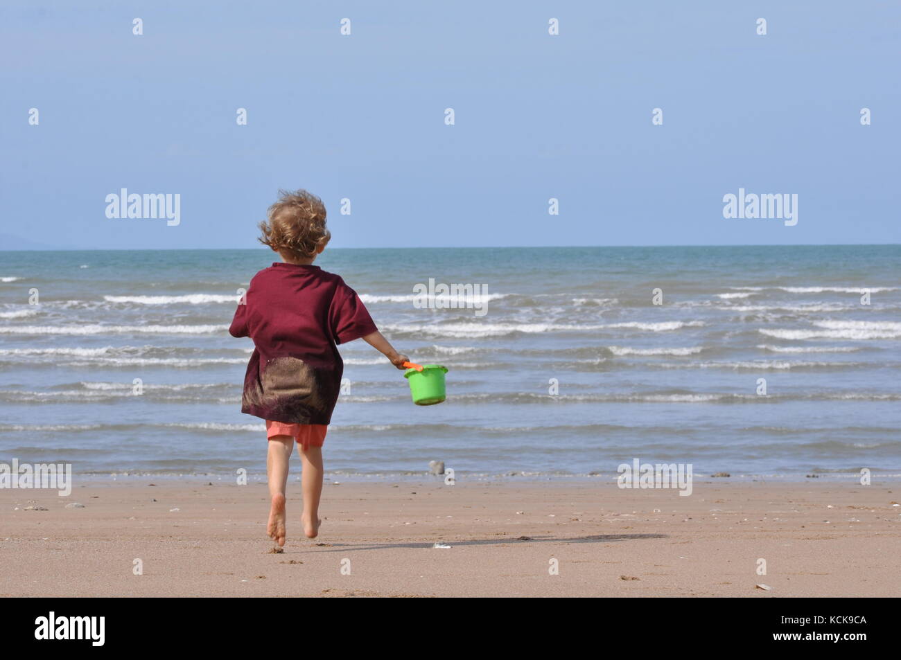 Momenti preziosi di infanzia e tempo per la famiglia, il sole, il surf e la sabbia, spiaggia Balgal, QLD, Australia Foto Stock