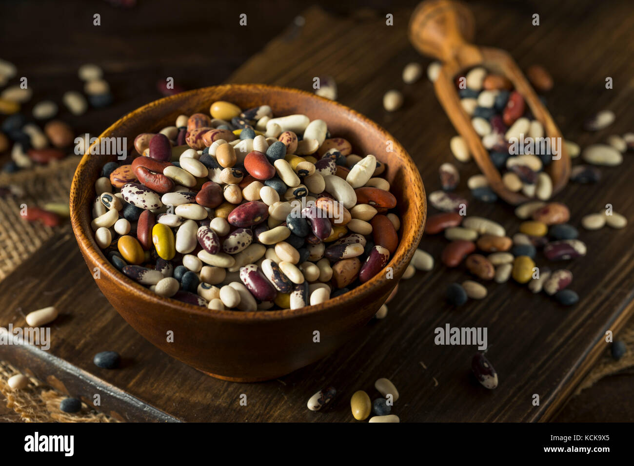 Heap assortiti di misti organico i fagioli secchi in una ciotola Foto Stock
