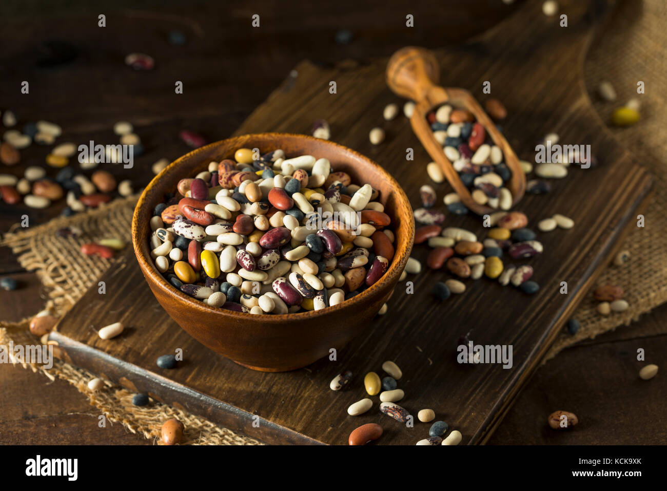 Heap assortiti di misti organico i fagioli secchi in una ciotola Foto Stock
