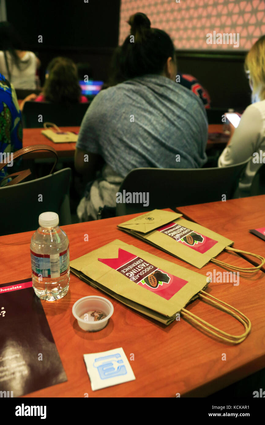 Visitatori riuniti per la degustazione di cioccolato esperienza nell'Hershey Chocolate.Hershey.World.Derry Township.Pennsylvania.USA Foto Stock