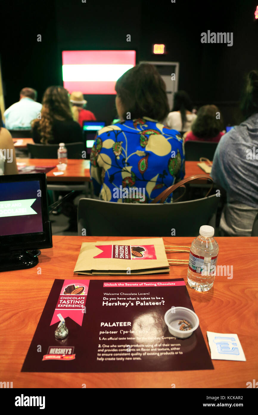 Visitatori riuniti per la degustazione di cioccolato esperienza nell'Hershey Chocolate.Hershey.World.Derry Township.Pennsylvania.USA Foto Stock
