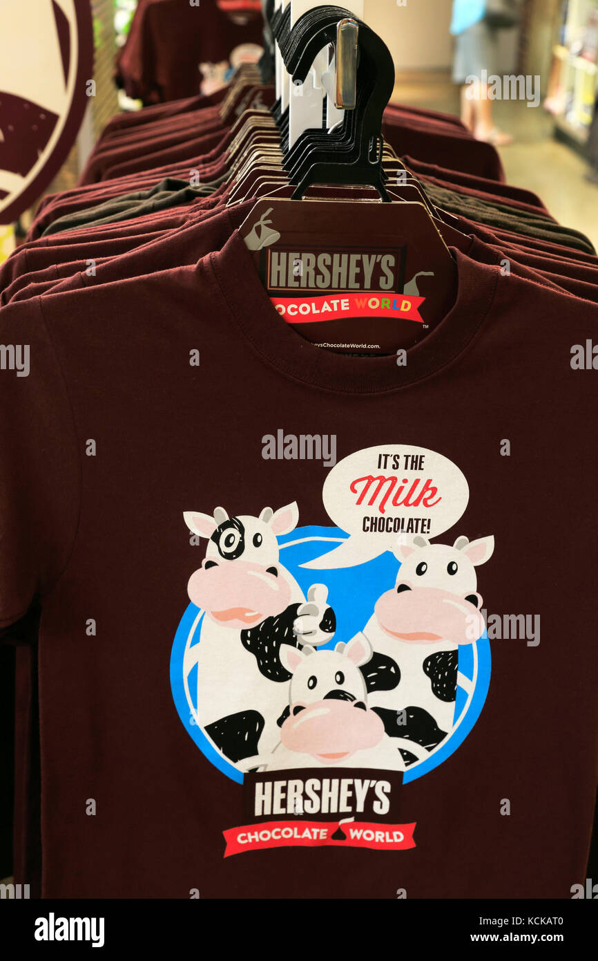 Souvenir t shirts di Hershey's di cioccolato per vendita a Hershey's Chocolate World.Hershey.Pennsylvania.USA Foto Stock