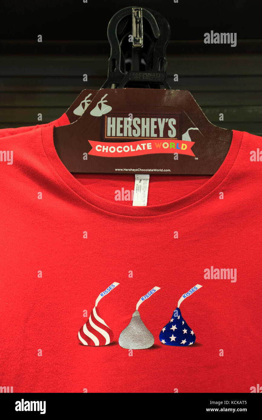 Souvenir t shirts di Hershey's di cioccolato per vendita a Hershey's Chocolate World.Hershey.Pennsylvania.USA Foto Stock