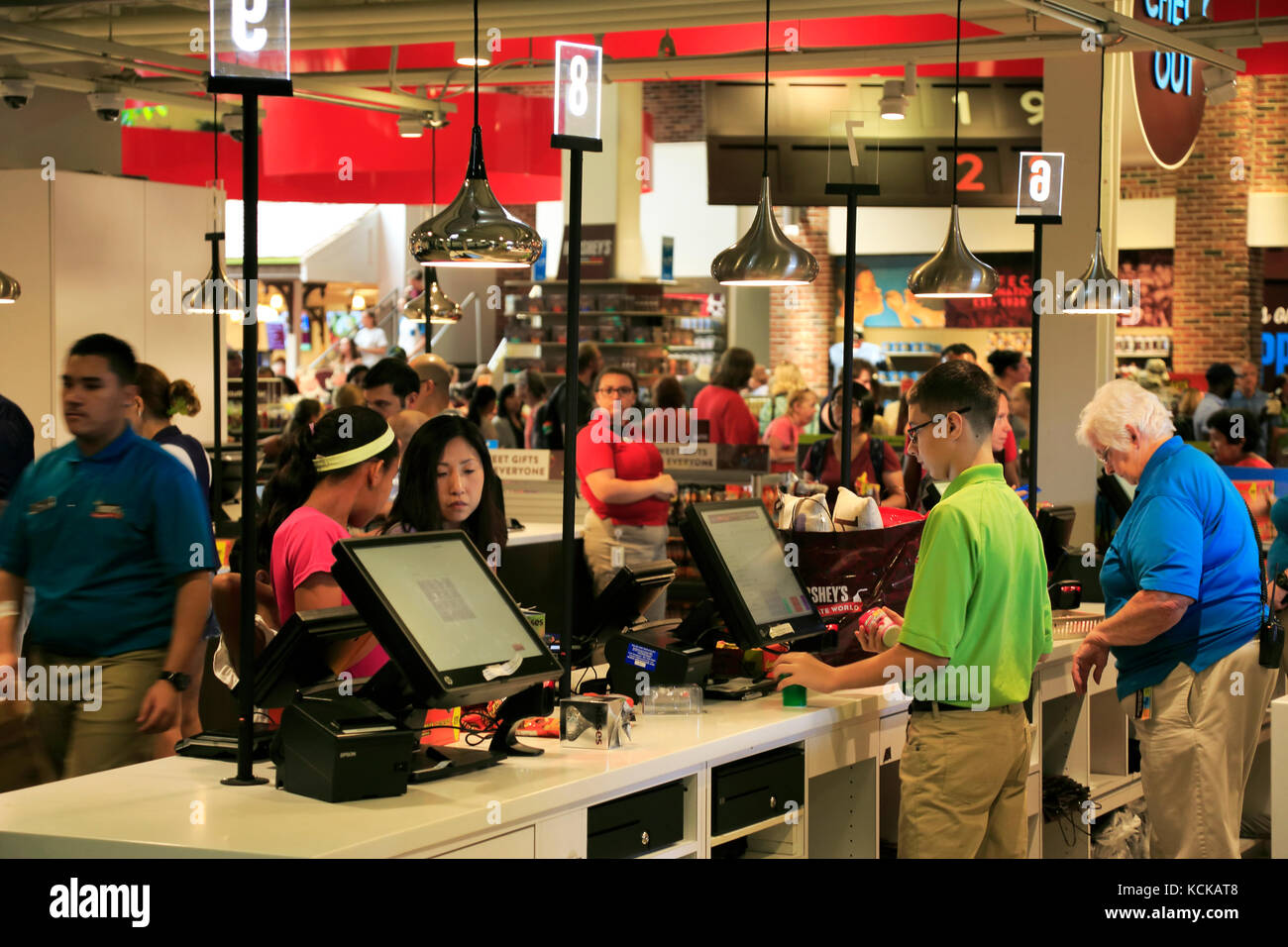 I cassieri presso la piazza del mercato di Hershey's Chocolate World.Hershey.Derry Township.Pennsylvania.USA Foto Stock