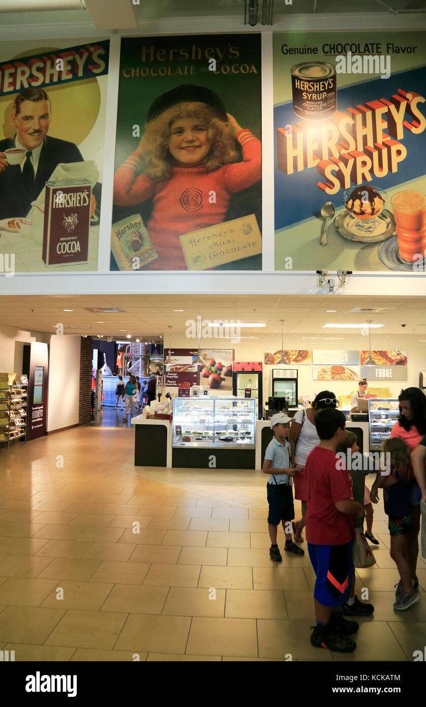 La riproduzione della storica Hershey Chocolate posters decorate crea il tuo Candy Bar area di Hershey's Chocolate World.Hershey.Pennsylvania.USA Foto Stock