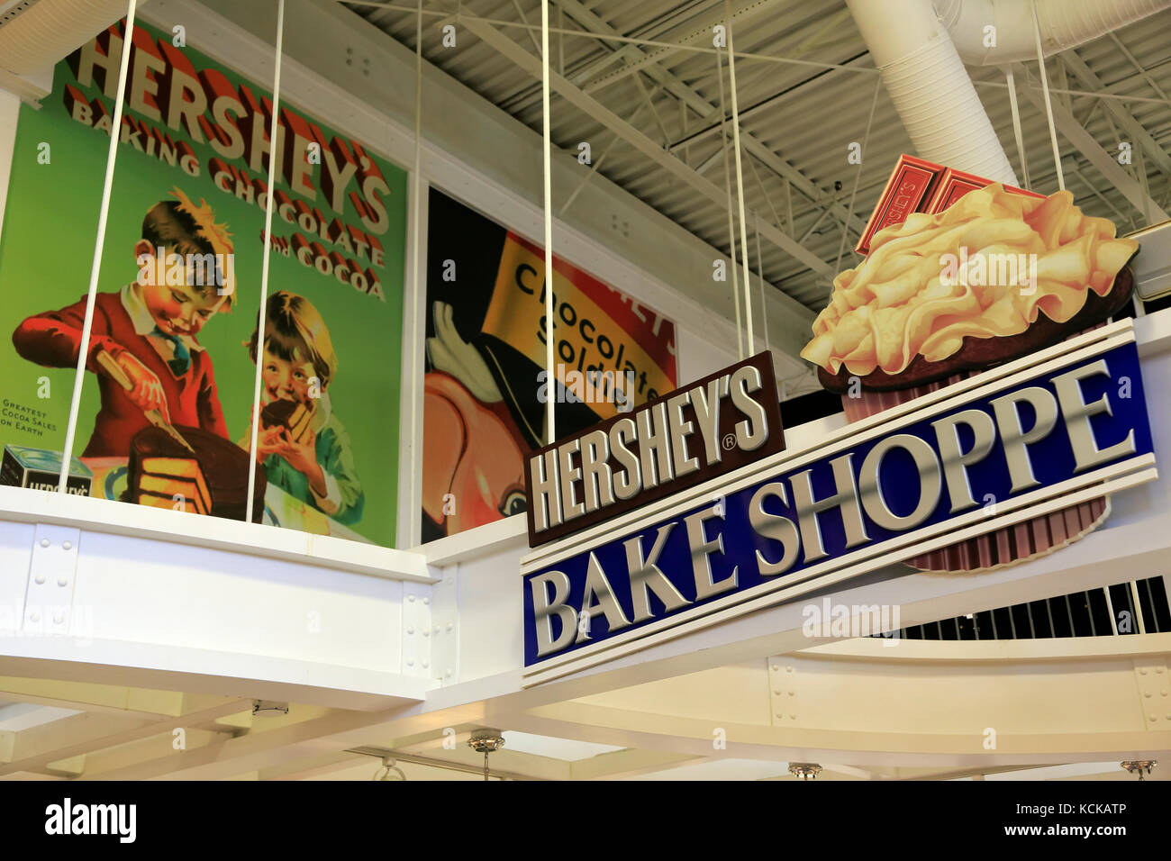 Il segno della Hershey's cuocere Shoppe con copie dei manifesti storici della Hershey Chocolate in Hershey's Chocolate World.Hershey.Pennsylvania.USA Foto Stock