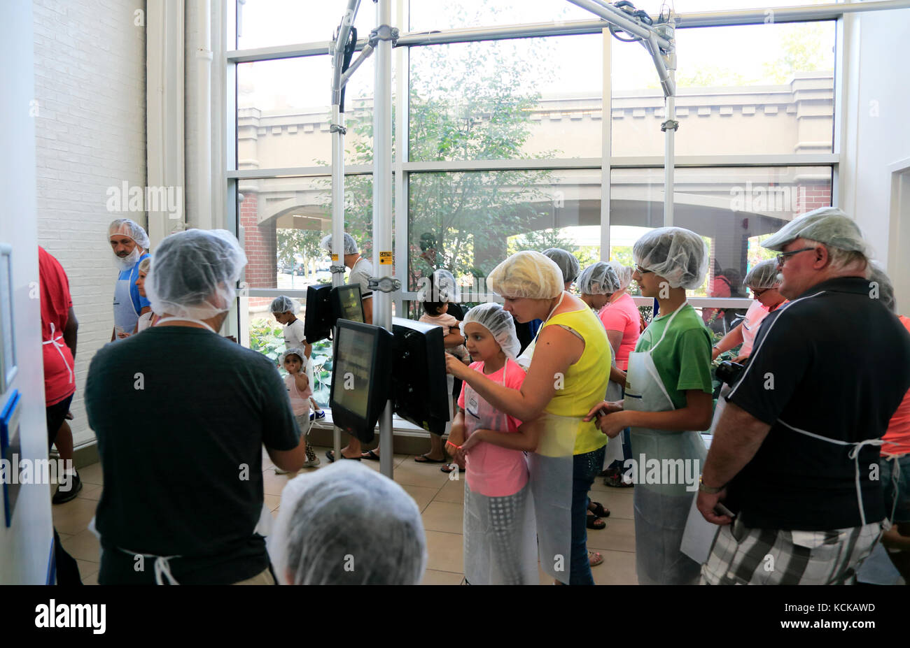 I visitatori in creat-vostro-proprio candy bar in Hershey's Chocolate World.Hershey.Derry Township.Pennsylvania.USA Foto Stock