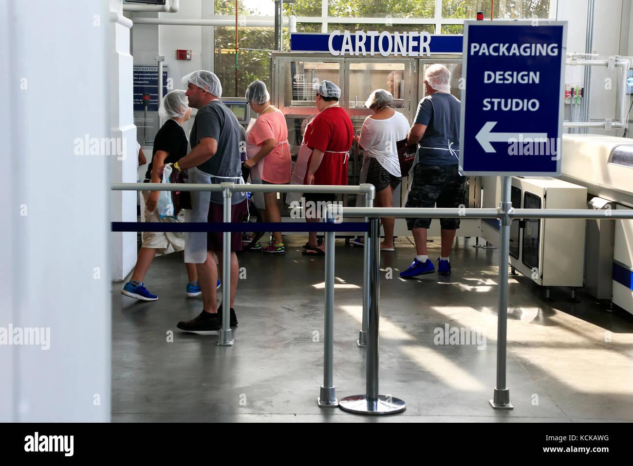 I visitatori in creat-vostro-proprio candy bar in Hershey's Chocolate World.Hershey.Derry Township.Pennsylvania.USA Foto Stock