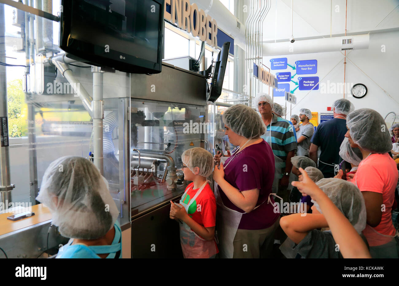 I visitatori in creat-vostro-proprio candy bar in Hershey's Chocolate World.Hershey.Derry Township.Pennsylvania.USA Foto Stock