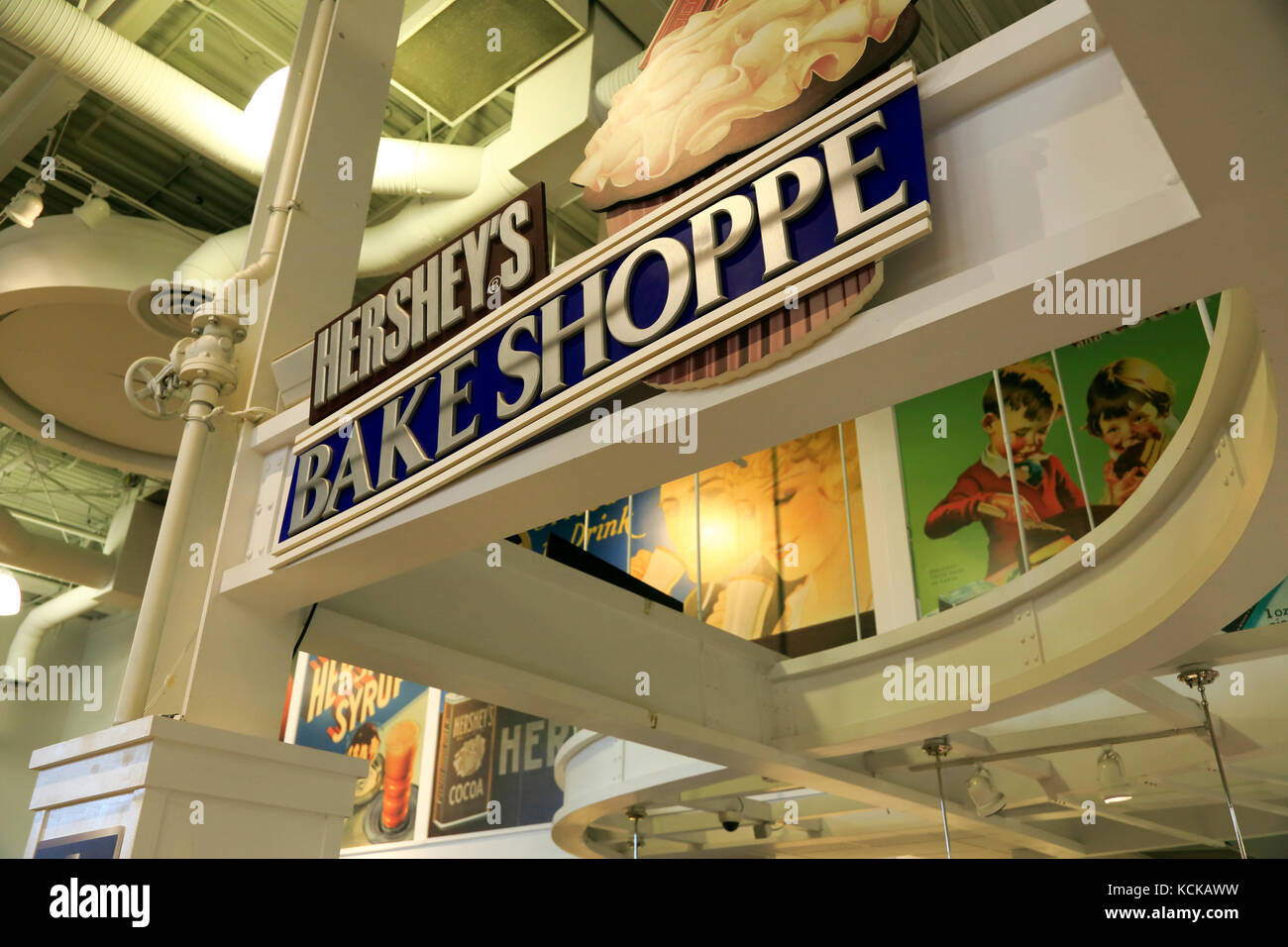 Il segno della Hershey's cuocere Shoppe con copie dei manifesti storici della Hershey Chocolate in Hershey's Chocolate World.Hershey.Pennsylvania.USA Foto Stock