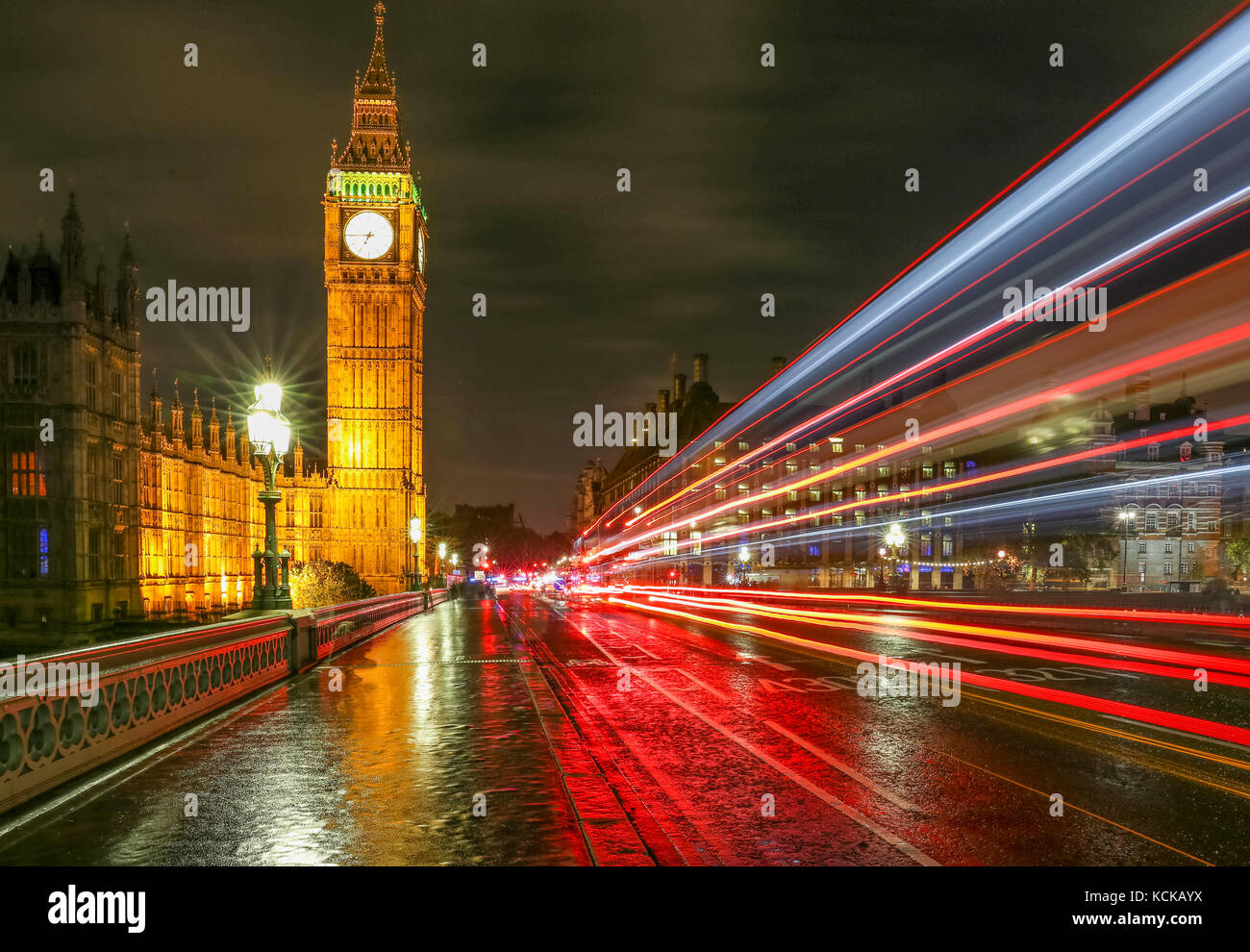 Strisce dalle vetture e autobus Westminster Bridge e le case del Parlamento di notte dopo la pioggia in Inghilterra Foto Stock