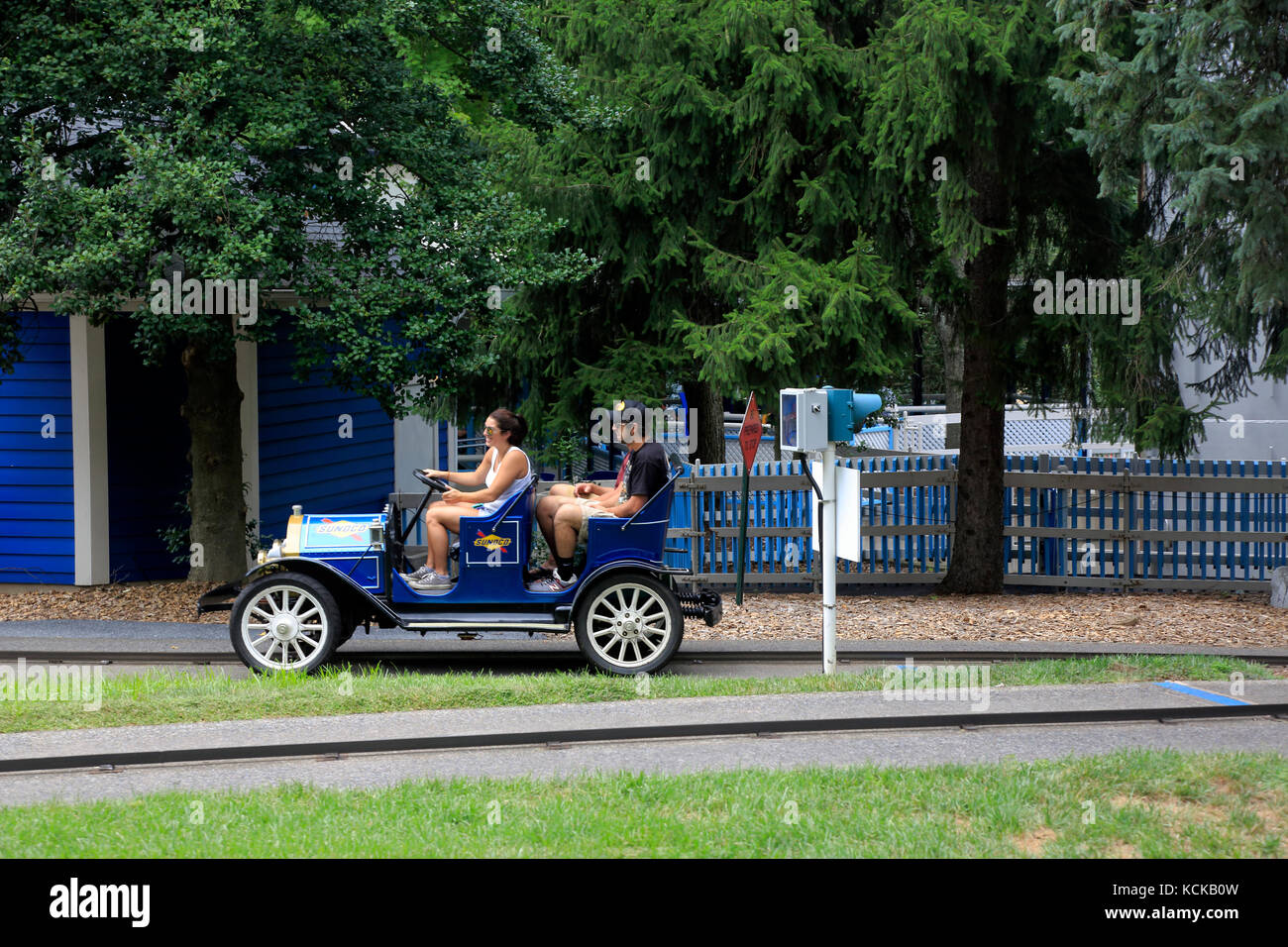 I visitatori la guida Ford 'Modello T' classic cars in Twin Turnpike all'interno di Hershey Park.Hershey.Hershey.Derry Township.Pennsylvania.USA Foto Stock