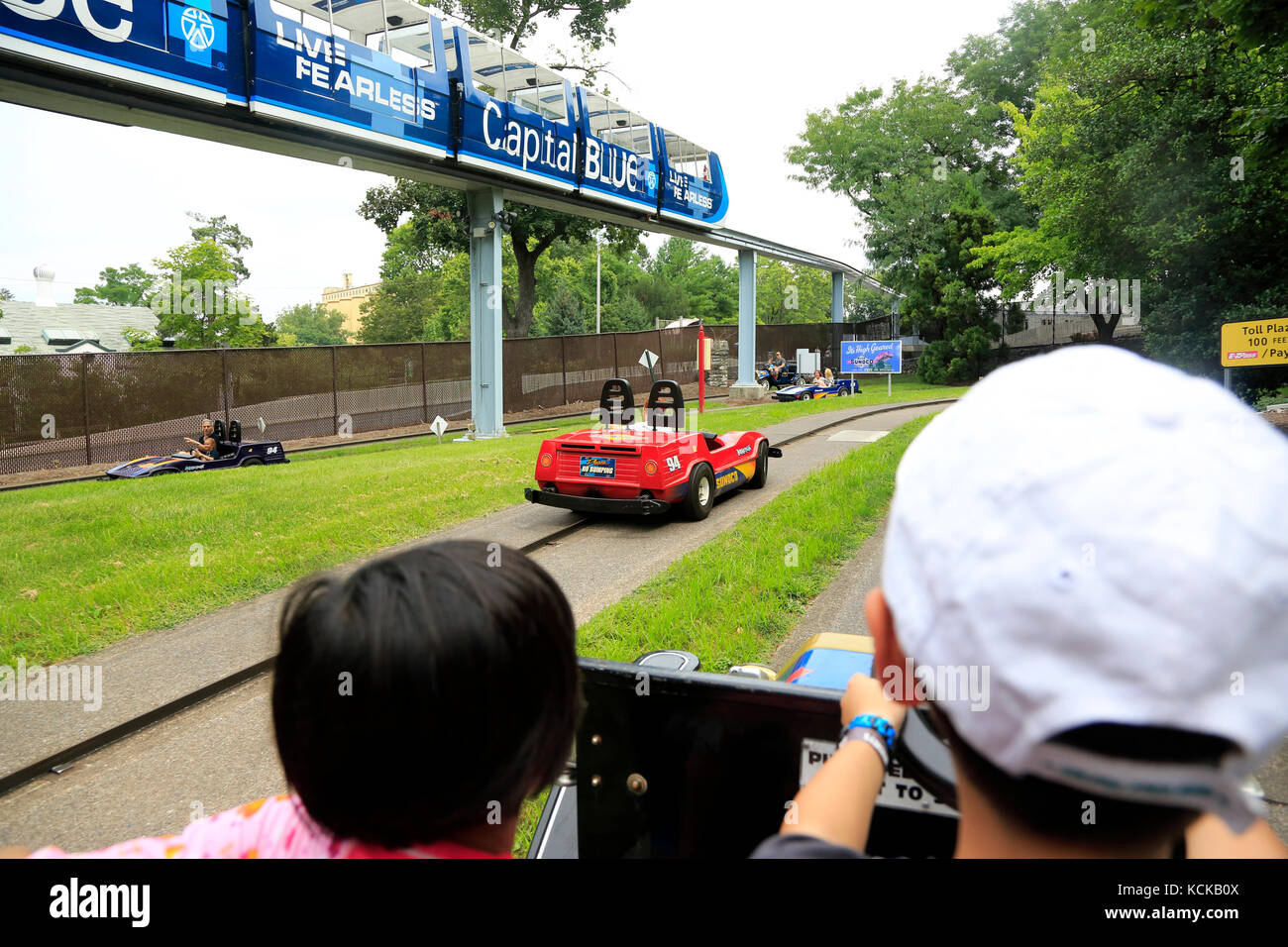 Visitatori guida in modo velocità all'interno di Twin Turnpike a Hershey Park.Hershey.Hershey.Derry Township.Pennsylvania.USA Foto Stock