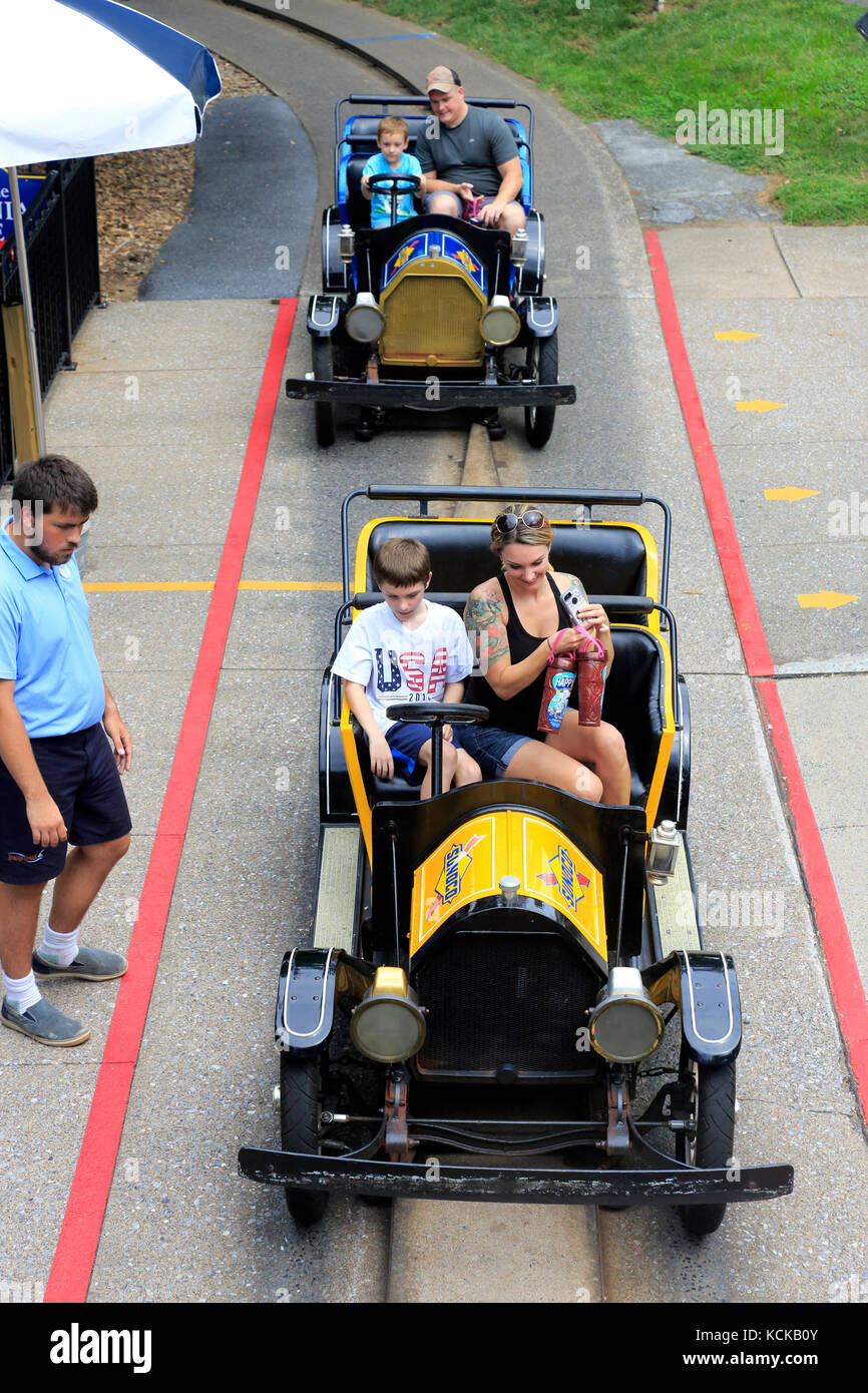 I visitatori la guida Ford 'Modello T' classic cars in Twin Turnpike all'interno di Hershey Park.Hershey.Hershey.Derry Township.Pennsylvania.USA Foto Stock