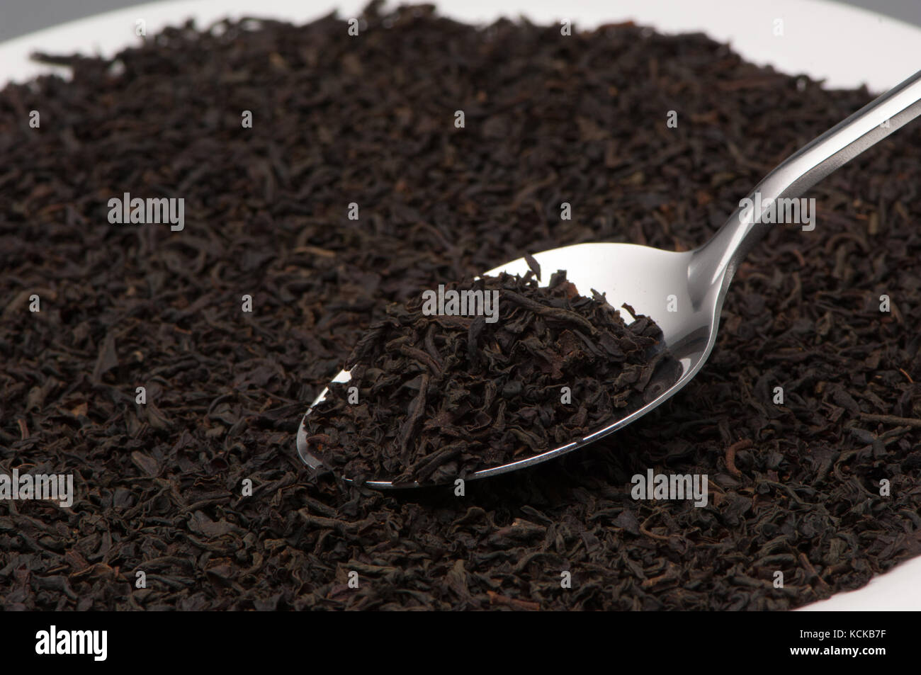 Un cucchiaio con tè nero lascia close-up Foto Stock