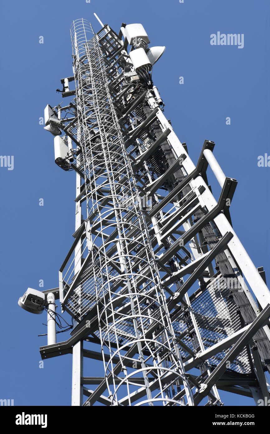 Torre di telecomunicazioni con le antenne contro il cielo blu Foto Stock