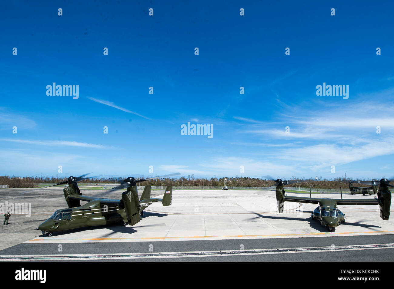 Stati Uniti Marine Corps MV-22 Asprì taxi fuori verso la pista davanti al Presidente Trump's arrivo a Muñiz Air National Guard Base, Puerto Rico, ottobre 2 Foto Stock