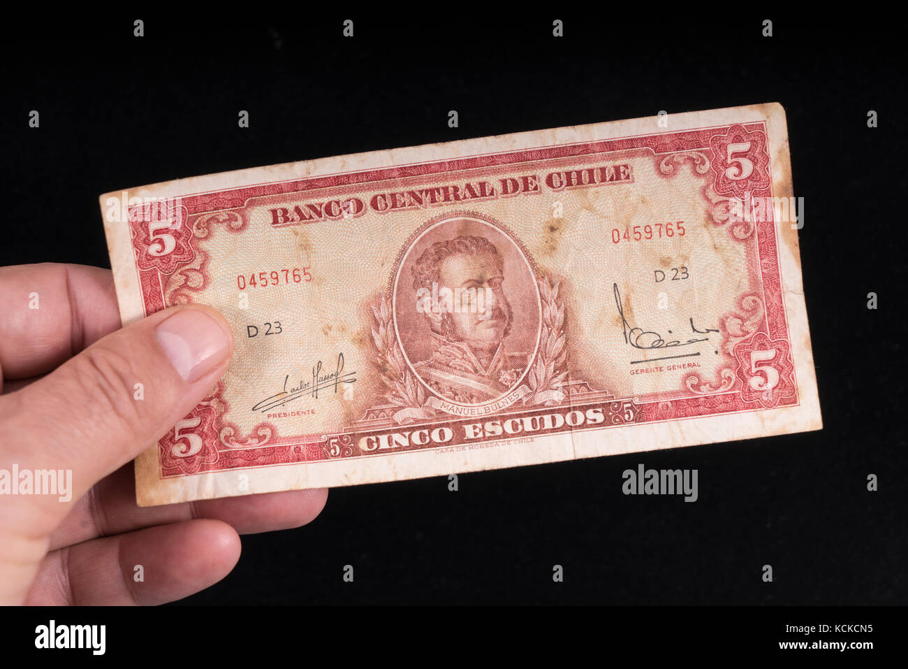 Una vecchia banconota cilena a portata di mano Foto Stock