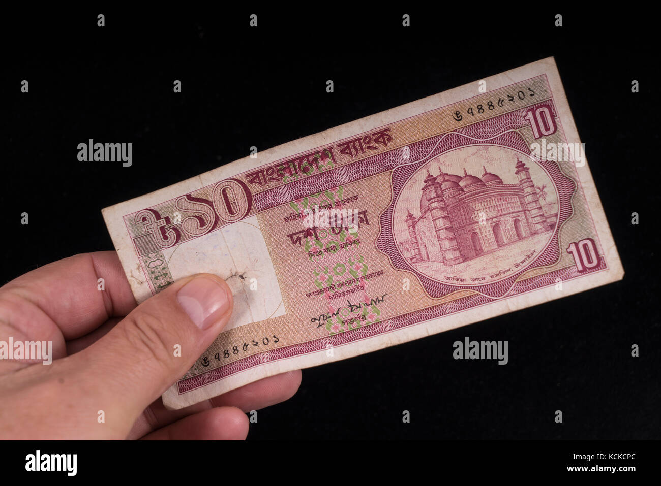 Una vecchia banconota del Bangladesh a portata di mano Foto Stock