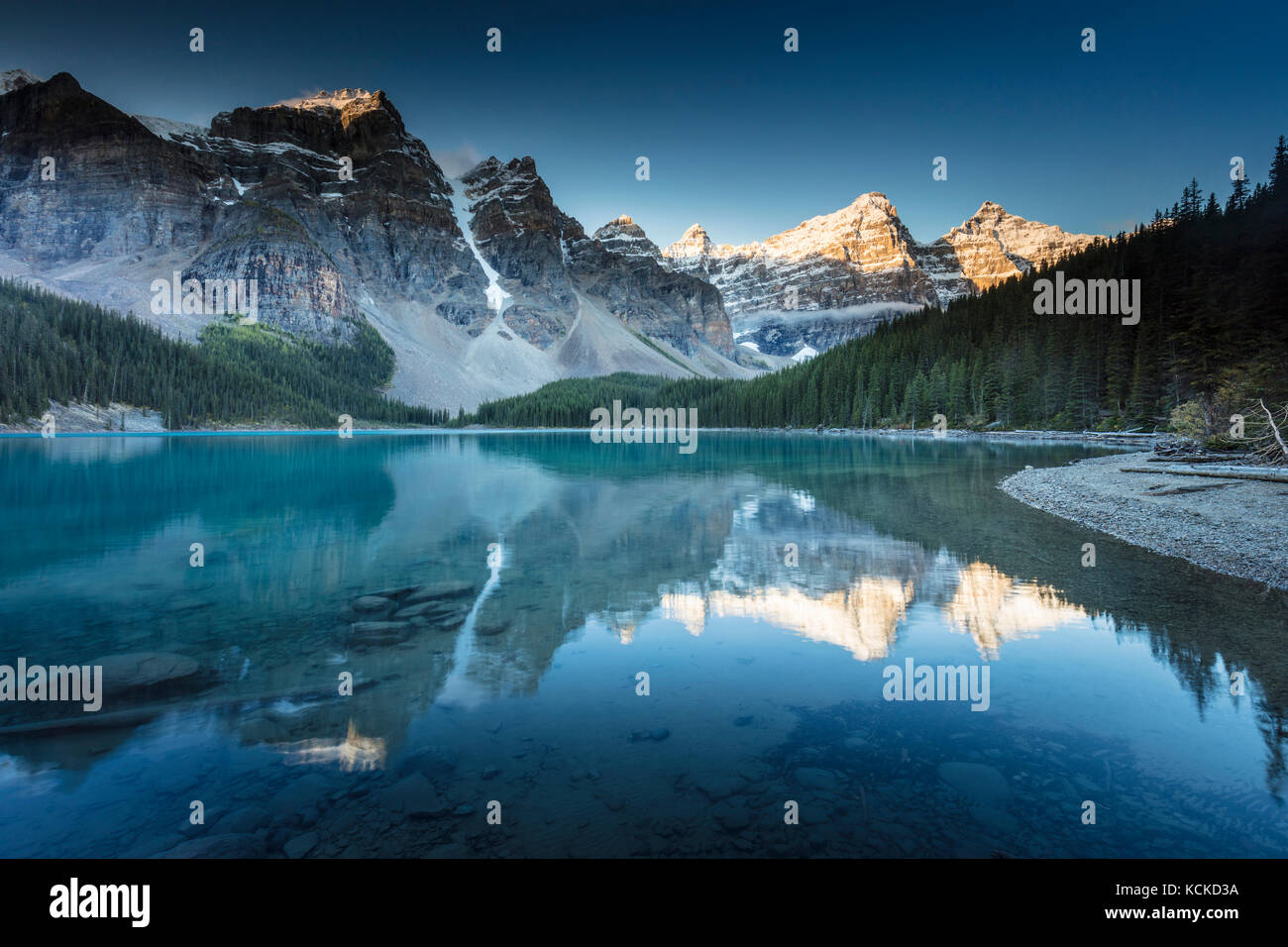 Il Moraine Lake e la valle dei dieci picchi nel parco nazionale di Banff, Alberta, Canada Foto Stock
