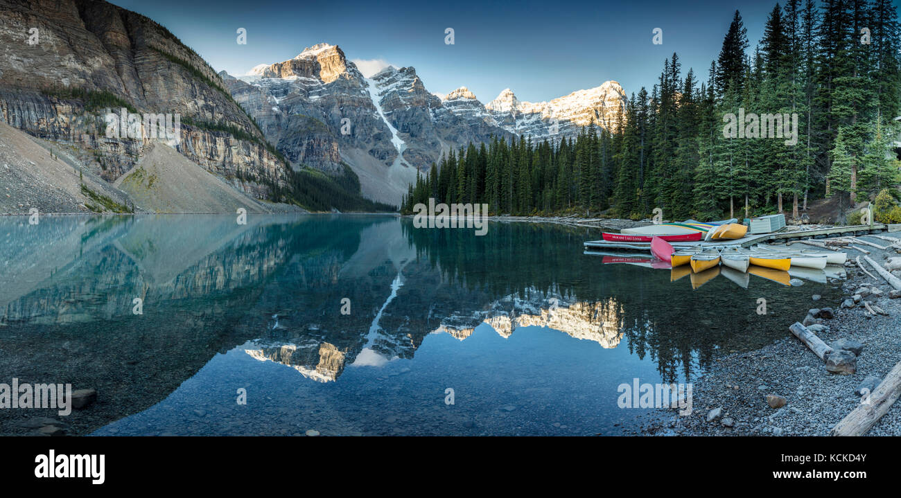 Il Moraine Lake e la valle dei dieci picchi, il parco nazionale di Banff, Alberta, Canada (Digitally spliced panorama) Foto Stock