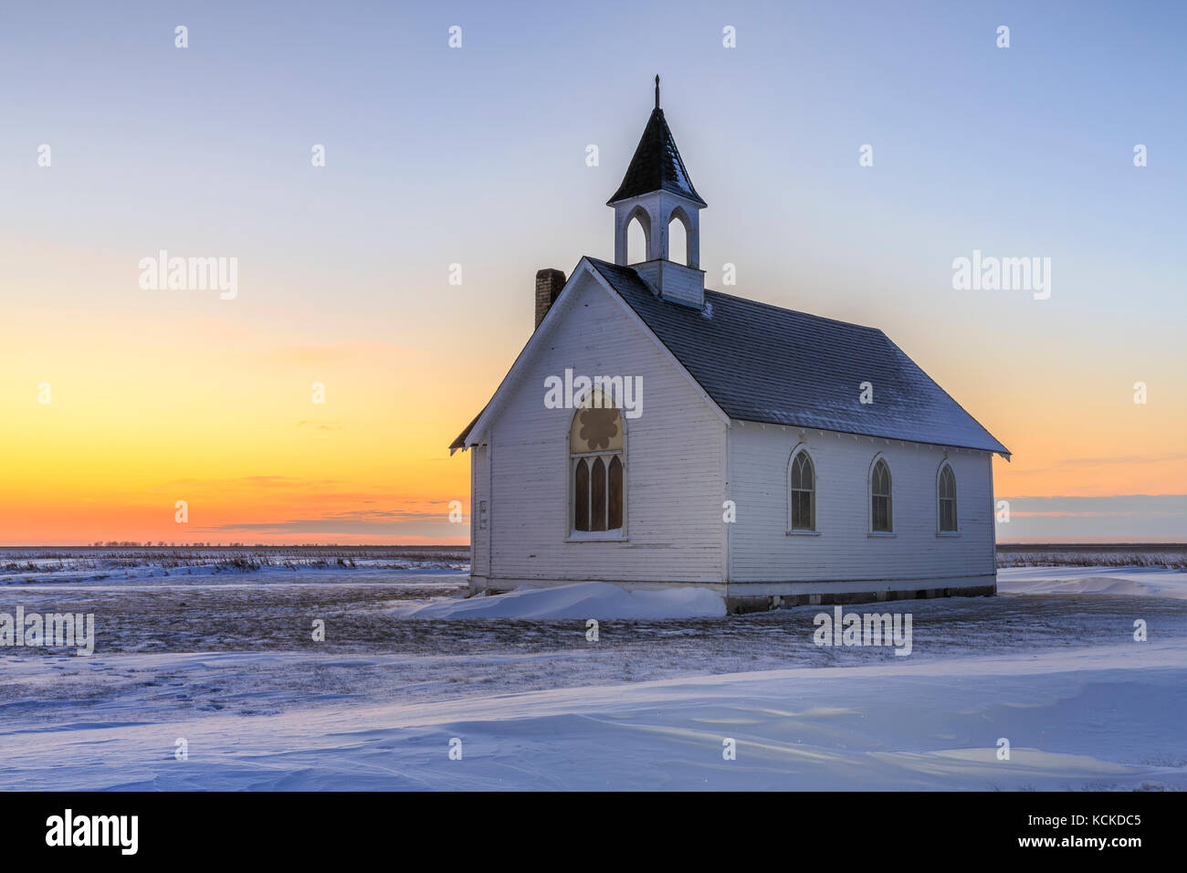 Punto di unione Chiesa unita al tramonto, una chiesa abbandonata del ghosttown punto di unione, Manitoba, Canada. Foto Stock