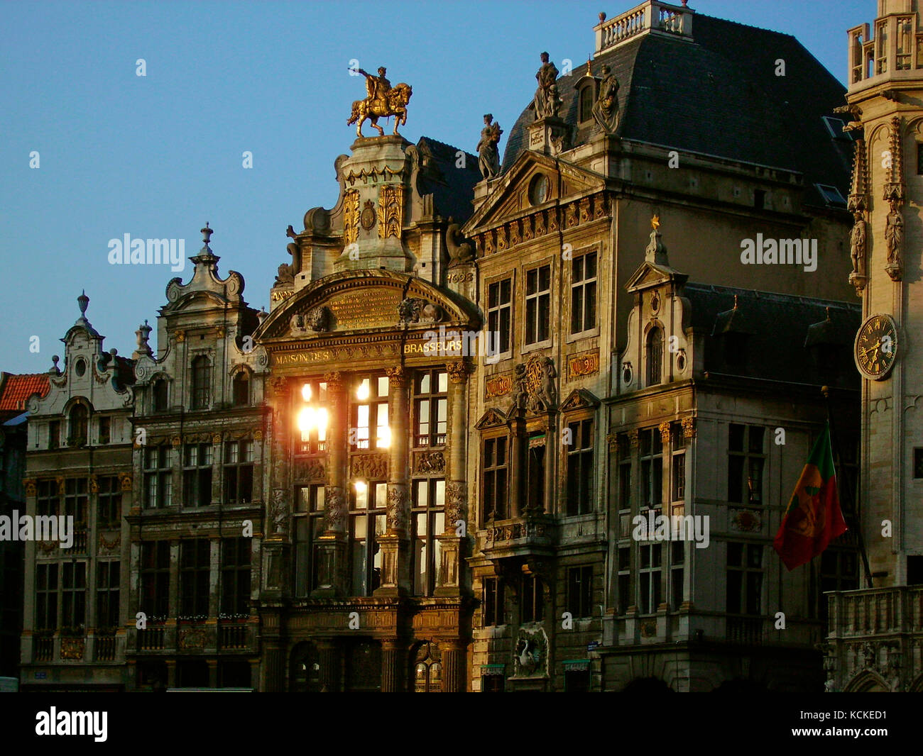 Sun riflessa nelle finestre delle case delle corporazioni sulla Grand Place di Bruxelles in Belgio Foto Stock