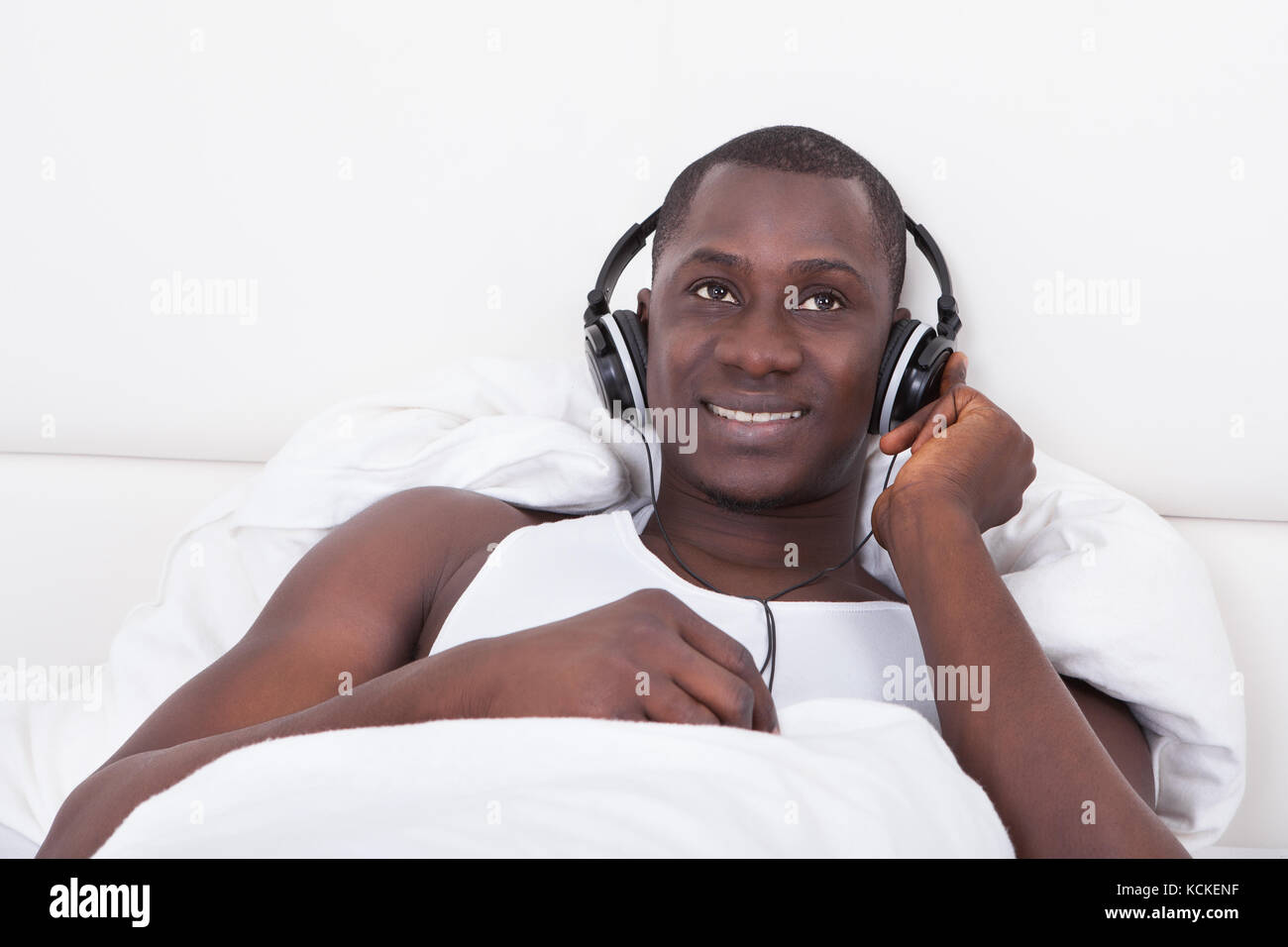 L'uomo africano ascoltando la musica attraverso le cuffie Foto Stock