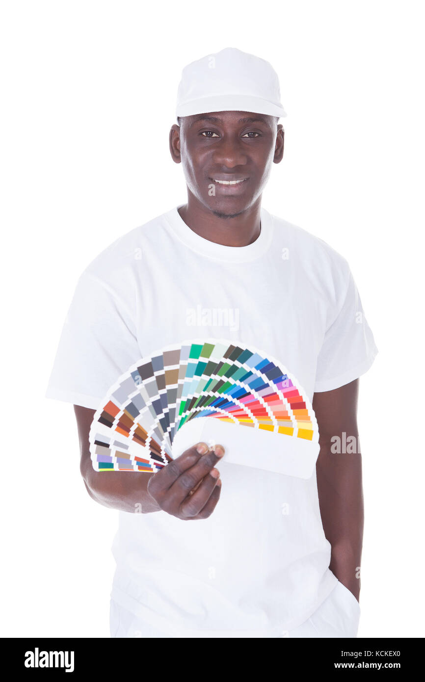 Pittore africano tenendo il colore campione su sfondo bianco Foto Stock