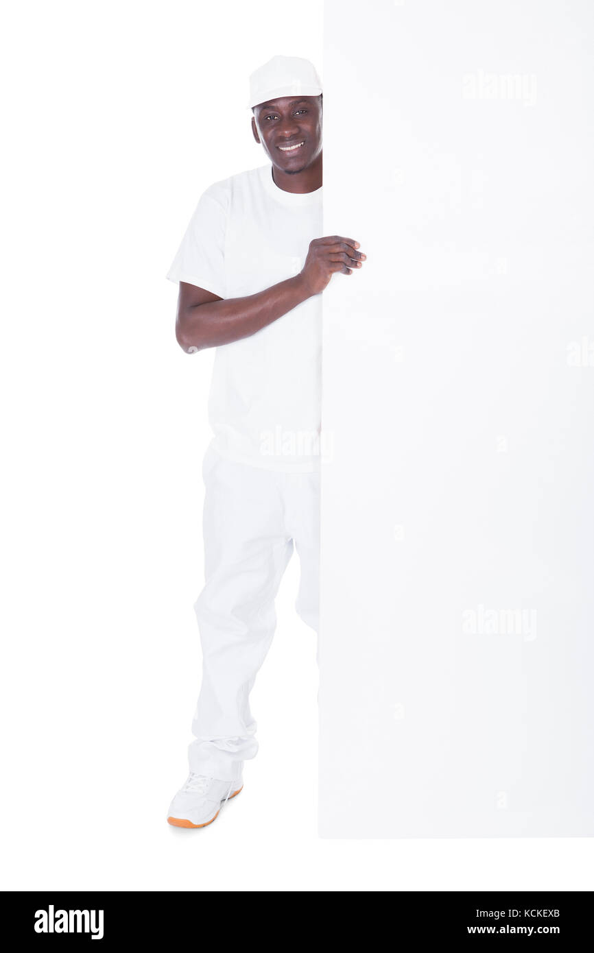 Ritratto del pittore maschio Holding Blank Banner bianco su sfondo bianco Foto Stock