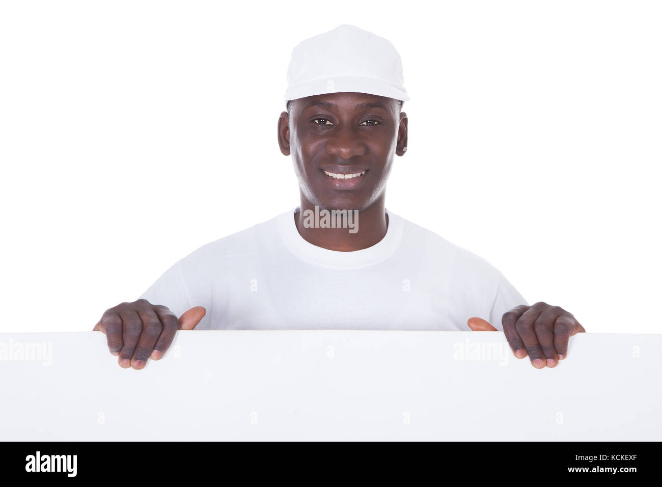 Ritratto del pittore maschio Holding Blank Banner bianco su sfondo bianco Foto Stock