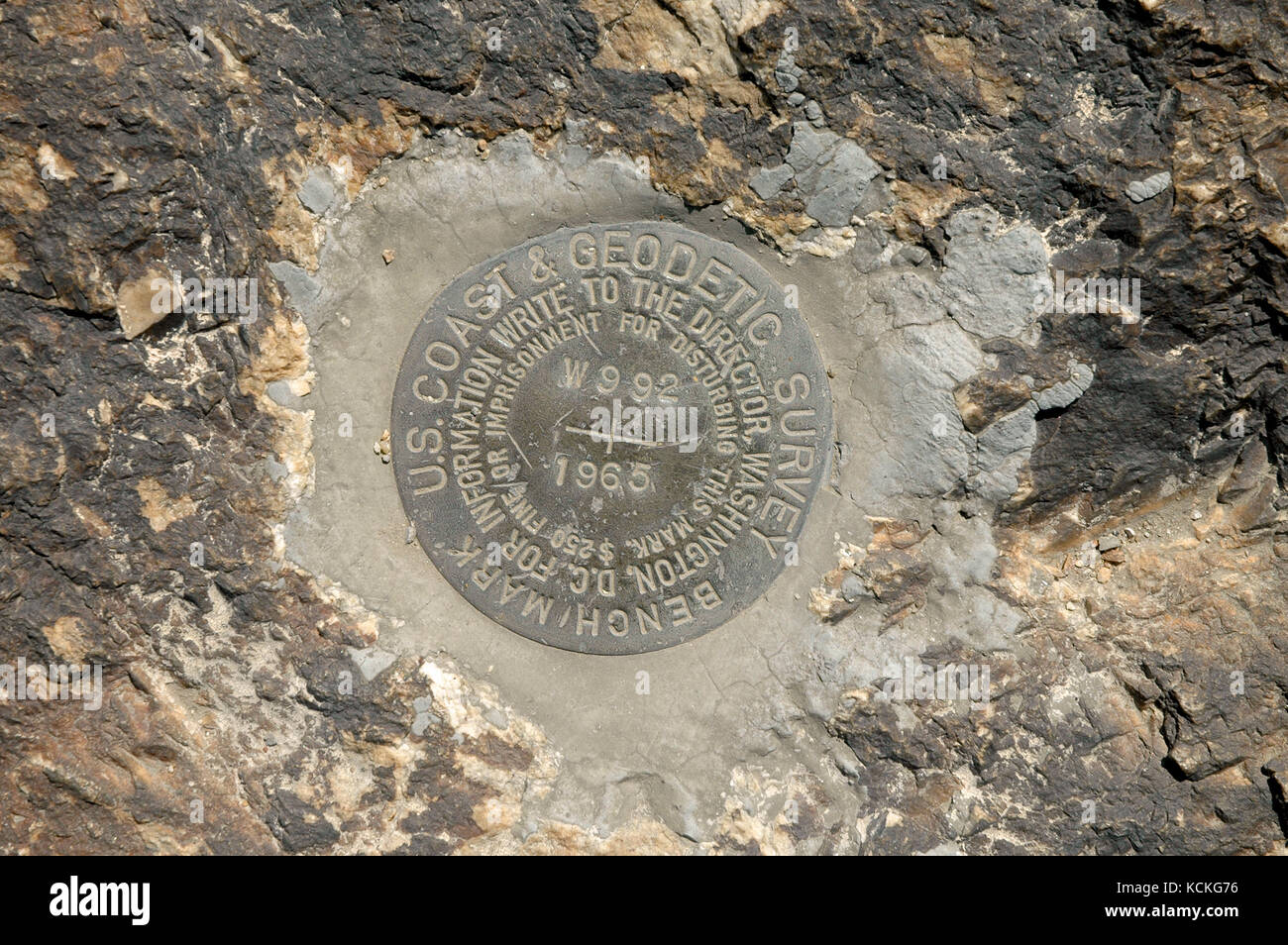 Costa degli Stati Uniti & Geodetic Survey benchmark in California Foto Stock
