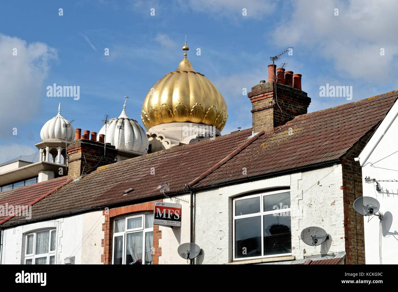La cupola dorata di Gurdwara Sri Guru Singh Sabha Southall West London REGNO UNITO Foto Stock