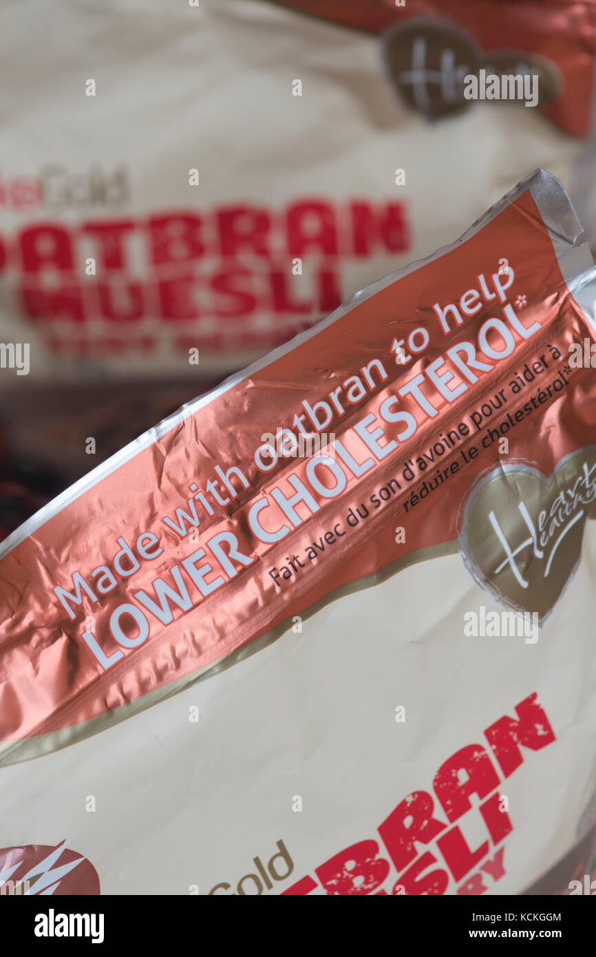 Abbassare il colesterolo etichettatura su un oatbran muesli pacchetto di cereali Foto Stock