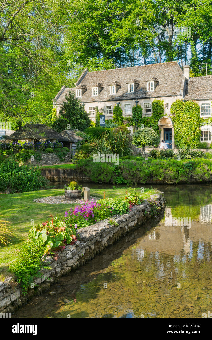 Fiume Coln, allevamento di trote e Swan Hotel, Bibery, vicino a Arlington Row, Cotswolds, Inghilterra; UK; Foto Stock