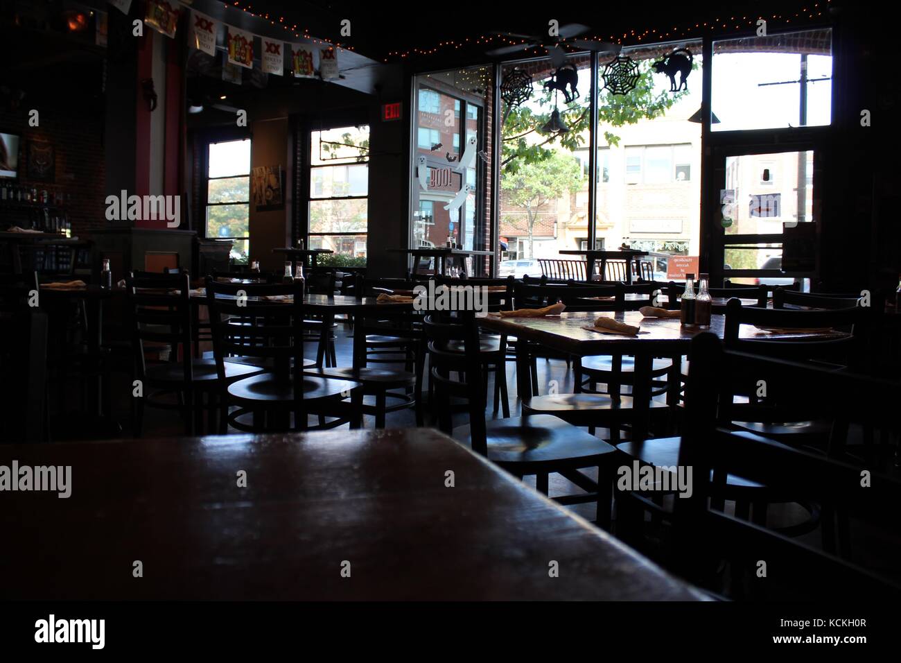 Un ristorante vuoto con tavoli a Salem, Massachusetts Foto Stock