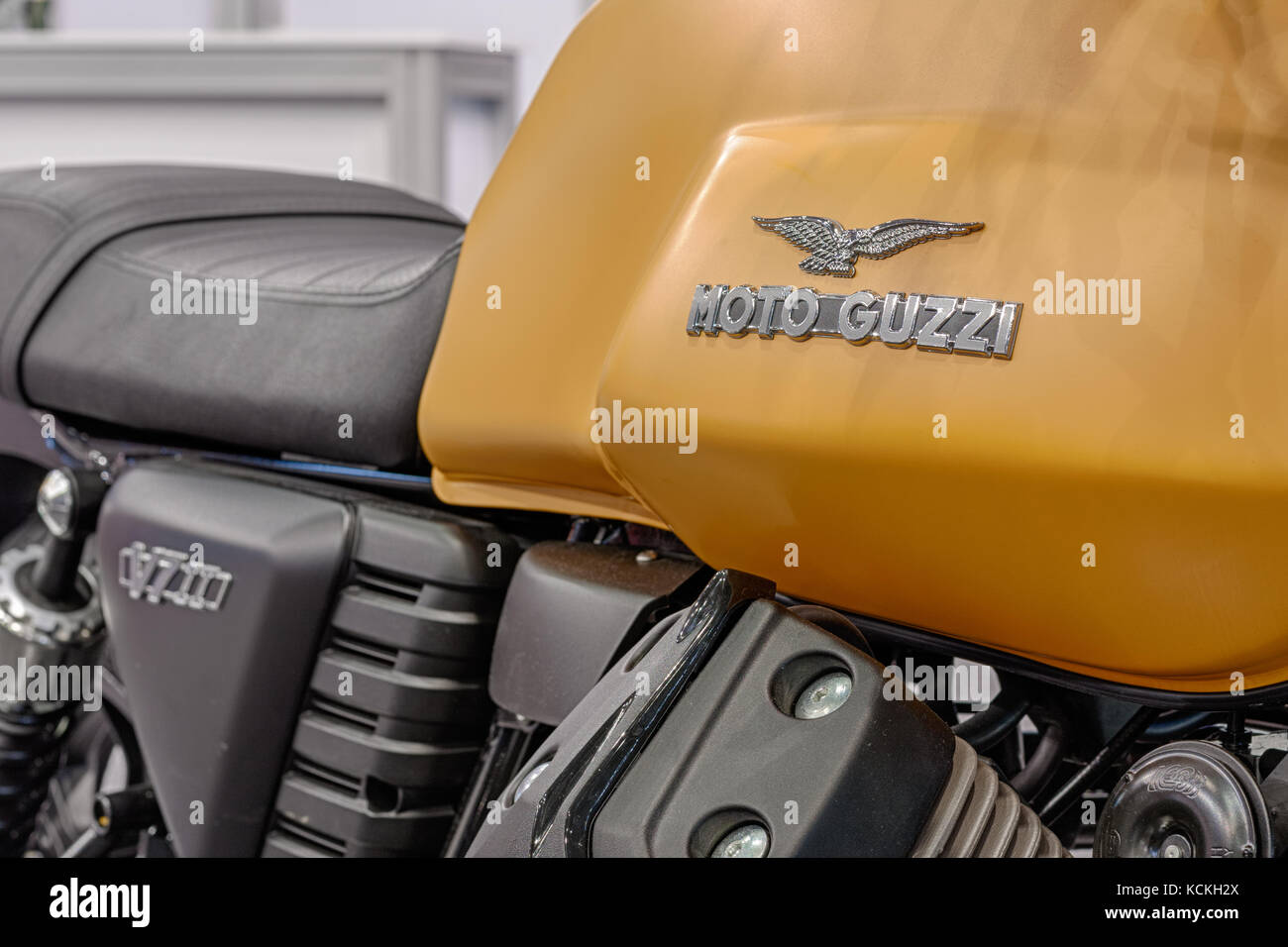 BRNO, REPUBBLICA CECA-marzo 4,2016: Primo piano dell'iscrizione sul serbatoio del carburante della moto Moto Guzzi V7 alla Fiera Internazionale delle moto del 4 marzo, Foto Stock