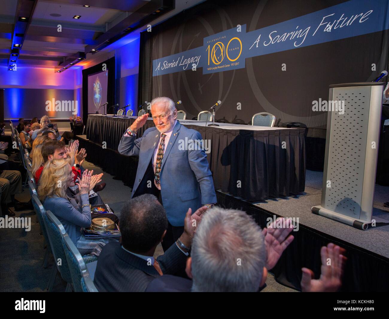 Ex astronauta della NASA Buzz Aldrin saluta il pubblico durante la NASA centennial simposio presso il Langley Research Center luglio 12, 2017 a Hampton, Virginia. (Foto di David c. bowman via planetpix) Foto Stock