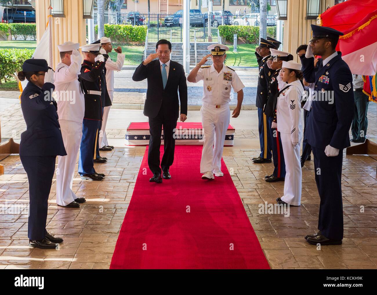 I marines, i soldati e i marinai degli Stati Uniti salutano il ministro della difesa sudcoreano Song Young-moo (a sinistra) e il comandante del comando della marina statunitense del Pacifico Harry Harris mentre arrivano al quartier generale del PACOM a Camp H. M. Smith il 31 agosto 2017 a Hauula, Hawaii. (Foto di MCS2 Robin W. Peak via Planetpix) Foto Stock