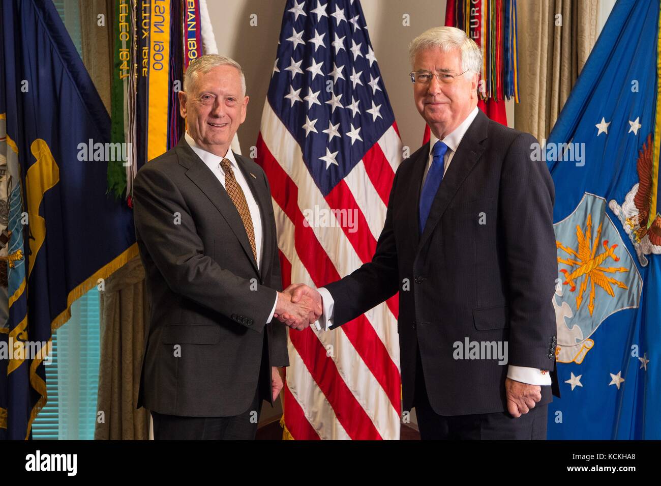 Il Segretario alla difesa degli Stati Uniti James Mattis (a sinistra) incontra il Segretario di Stato per la difesa del Regno Unito Sir Michael Fallon al Pentagono il 7 luglio 2017 a Washington, DC. (Foto di Amber I. Smith via Planetpix) Foto Stock