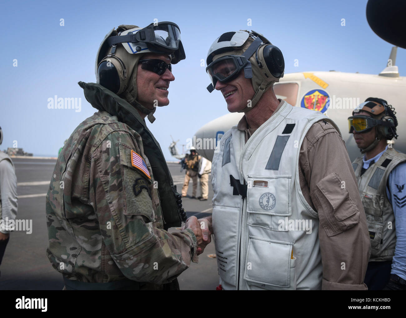 U.s. navy commander Bill Byrne (sinistra) saluta l'esercito degli Stati Uniti centrali di comando il Comandante Joseph votel al suo arrivo a bordo della marina degli Stati Uniti nimitz-class portaerei USS nimitz agosto 24, 2017 nel Golfo Arabico. (Foto di emily johnston via planetpix) Foto Stock