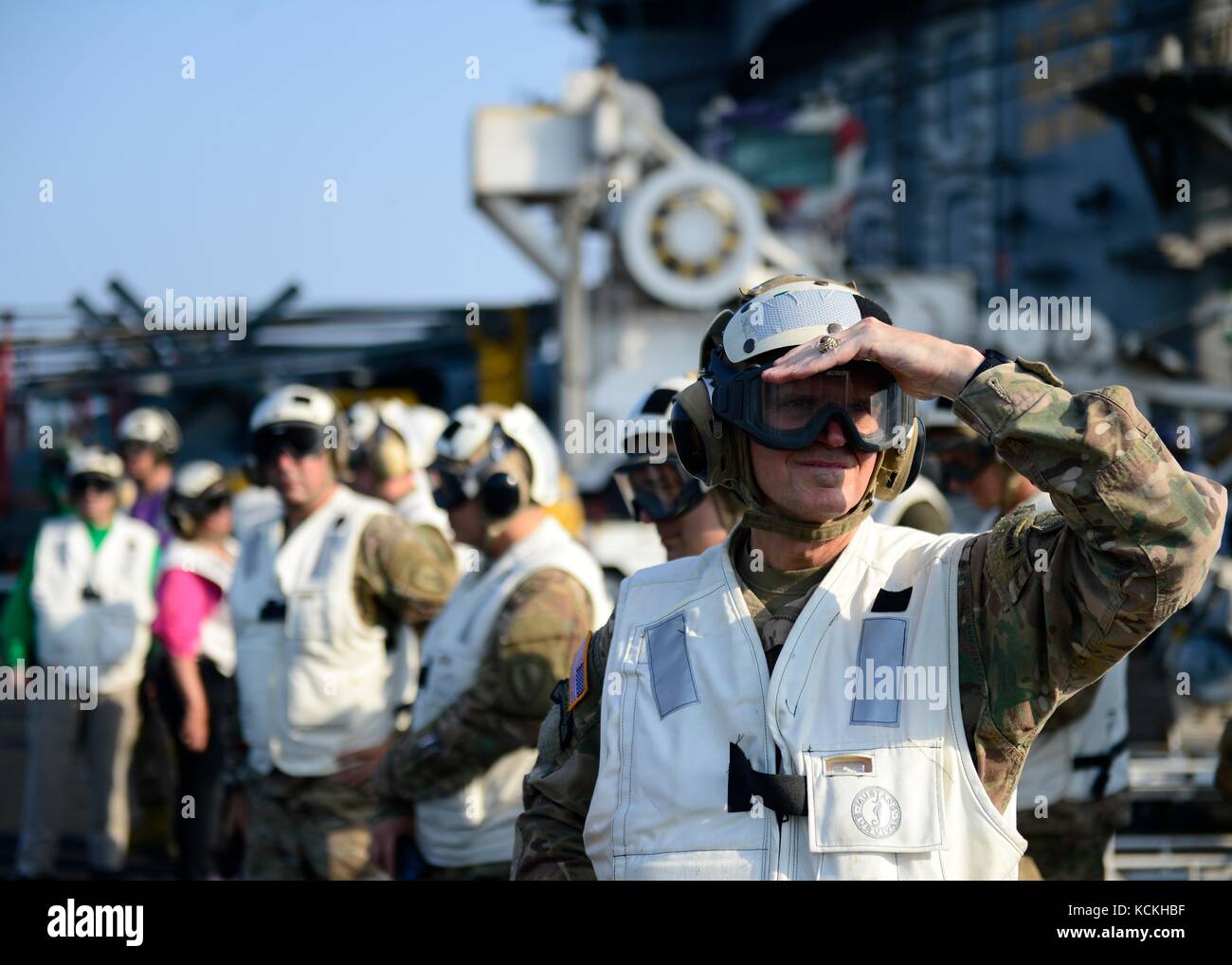Il comandante del comando centrale dell'esercito statunitense Joseph Votel osserva le operazioni di volo durante la sua visita a bordo della portaerei classe Nimitz della marina statunitense USS Nimitz, il 24 agosto 2017, nel Golfo Persico. (Foto di Leon Wong via Planetpix) Foto Stock