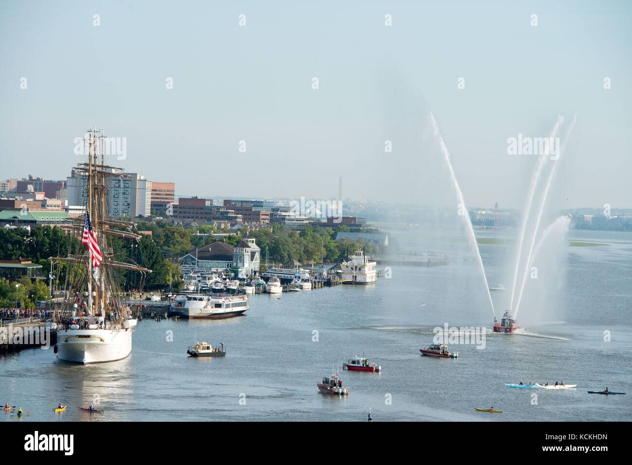 La guardia costiera degli Stati Uniti Gorch Fock, nave da addestramento per barche, USCGC Eagle, ormeggia in porto lungo il fiume Potomac durante la seconda guerra mondiale, durante la battaglia di Guadalcanal 75th Anniversary, evento per il Labor Day 4 settembre 2017 ad Alexandria, Virginia. (Foto di PO1 Andrew Kendrick via Planetpix) Foto Stock