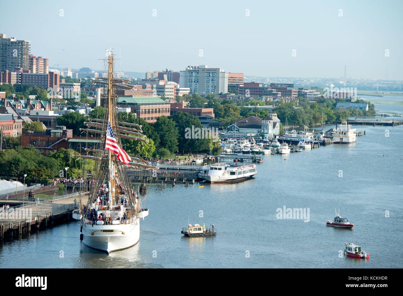 La guardia costiera degli Stati Uniti Gorch Fock, nave da addestramento per barche, USCGC Eagle, ormeggia in porto lungo il fiume Potomac durante la seconda guerra mondiale, durante la battaglia di Guadalcanal 75th Anniversary, evento per il Labor Day 4 settembre 2017 ad Alexandria, Virginia. (Foto di PO1 Andrew Kendrick via Planetpix) Foto Stock