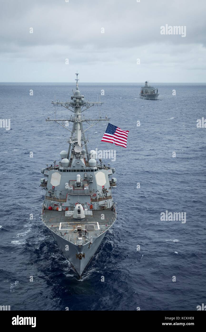 Il cacciatorpediniere missilistico guidato classe Arleigh Burke USS Benfold è in corso durante l'esercitazione Pacific Griffin il 28 agosto 2017 al largo della costa di Guam. (Foto di MCS1 Benjamin A. Lewis via Planetpix) Foto Stock