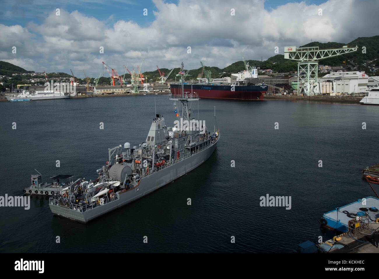 La marina degli Stati Uniti avenger-classe contromisure mine nave USS chief partono le attività della flotta sasebo agosto 31, 2017 a Sasebo, Giappone. (Foto di mcs2 Giordania crouch via planetpix) Foto Stock